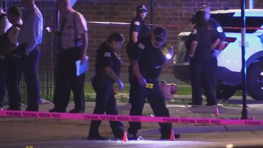 Off-duty suburban Chicago police officer shoots armed robbery suspect in South Side alley